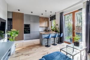 Modern apartment with spacious backyard by Matt