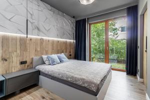 Modern apartment with spacious backyard by Matt