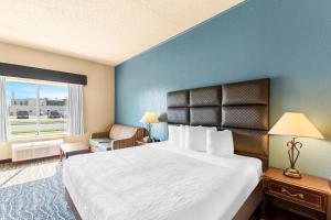 King Suite room in Best Western Holiday Manor