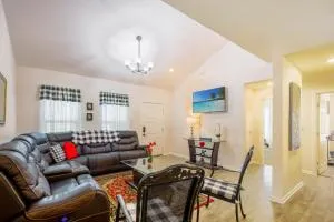 Comfy 4BD 3BA, Washer,Dryer, Large Rooms, Kid's Corner, Sleeps 12 - Elmendorf