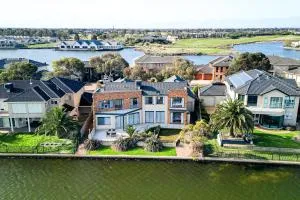 StayAU 6BR Deluxe Lakeview House Point Cook - Point Cook