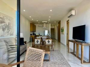 Elegant Oceanview Apt Near DT