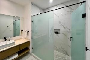 Elegant Oceanview Apt Near DT