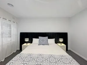 Luxurious Art Deco Abode Opposite Albert Park Lake - Middle Park