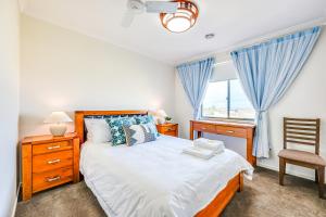 StayAU 5BR Idyllic Lakefront Escape Point Cook