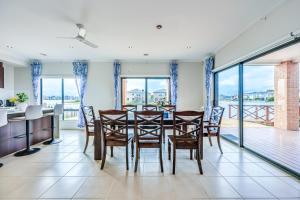 StayAU 5BR Idyllic Lakefront Escape Point Cook