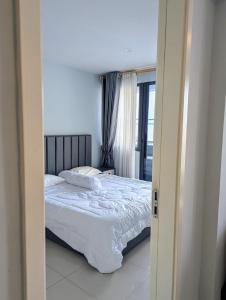 Claudio Homestay - 13th Floor, Pool, Gym, Steam Room, Hot Tub