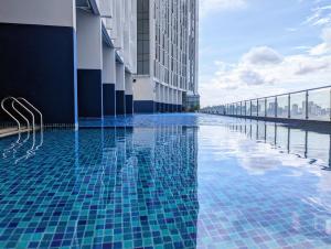 Claudio Homestay - 13th Floor, Pool, Gym, Steam Room, Hot Tub