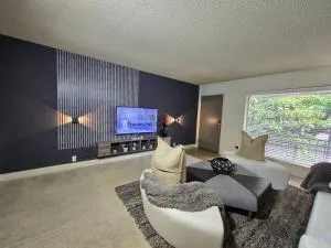 Walking Distance Galleria Condo 2BR 2BA Pool - Charter Bank Building Heliport