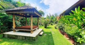 Le Petit Leons Traditional wooden house