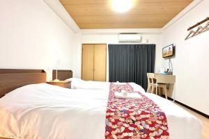 105号室花園駅2分ツインベットルームミニキッチンと専用バスルーム付き