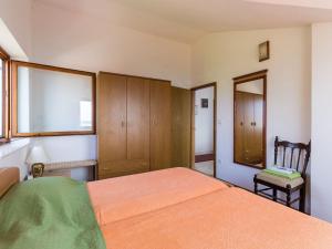 Apartments Kisic - Two-Bedroom Apartment with Balcony and Sea View potkrovlje