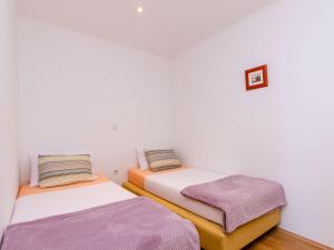 Villa Oasis Cypress - Three Bedroom Villa with Terrace and Swimming Pool