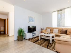 Villa Oasis Cypress - Three Bedroom Villa with Terrace and Swimming Pool