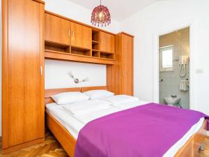 Studio apartment Peco with balcony