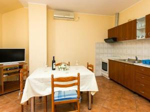 Apartment & Room Braica - One-Bedroom Apartment with Balcony 