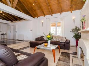 Villa Avoca - Four Bedroom Villa with Swimming Pool