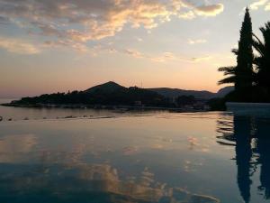 Villa Mirjana - One Bedroom Apartment with Terrace and Side Sea View Taverna