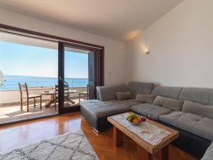 Apartments Sunrise Duilovo -Superior Three Bedroom Apartment with Sea View Terrace