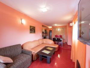 Apartments Karen - One Bedroom Apartment with Balcony A2