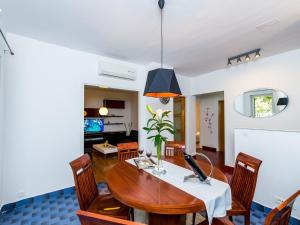 Apartment Valonija - Two Bedroom Apartment with Terrace and Garden View
