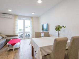 Apartment Luce Royal - One Bedroom Apartment with Balcony and Sea View