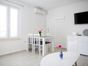 Serious Job Apartment - One Bedroom Apartment with Shared Terrace ve i