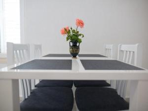 Serious Job Apartment - One Bedroom Apartment with Shared Terrace ve i