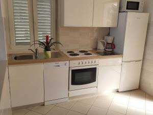 Apartments Matea - Two-Bedroom Apartment with Sea View and Balcony - tikovica