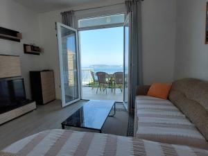 Apartments Matea - Two-Bedroom Apartment with Sea View and Balcony - tikovica