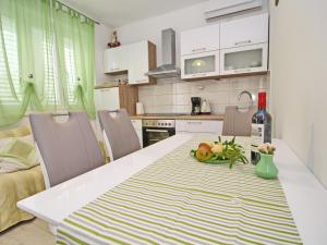 Green Garden House - Four Bedroom House with Private Pool