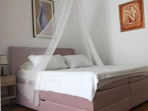 Apartment Ema - One Bedroom Apartment with Balcony