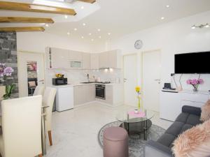 Stone House Blaca - Two Bedroom Stone House with Terrace and Sea View