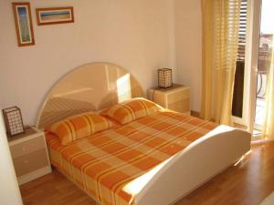 Apartment in Bol with balcony