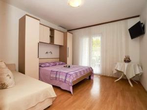 Apartments Pezo - Two Bedroom Apartment with Balcony 