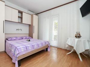Apartments Pezo - Two Bedroom Apartment with Balcony 