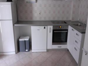 Apartments Pezo - Two Bedroom Apartment with Balcony 