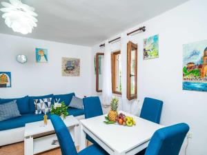 Apartments & Rooms Mara & Petrunjela - One Bedroom Apartment with Terrace and Sea View