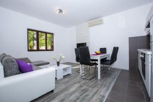 Villa Roza- Two-Bedroom Apartment