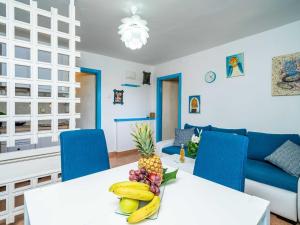 Apartments & Rooms Mara & Petrunjela - One Bedroom Apartment with Terrace and Sea View