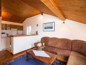 Apartment Sr - Two-Bedroom Apartment with Balcony and Sea View