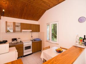 Apartment Sr - Two-Bedroom Apartment with Balcony and Sea View