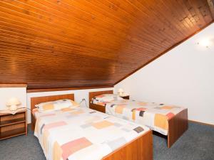 Apartment Sr - Two-Bedroom Apartment with Balcony and Sea View