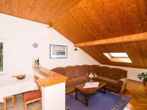 Apartment Sr - Two-Bedroom Apartment with Balcony and Sea View