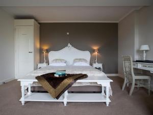 B & B Hotel The Baron Crown