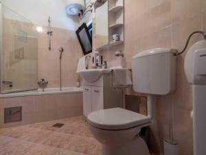 Guest House Kono - One-Bedroom Apartment with Patio and Sea View - Marka Gjaje Street