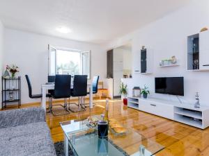 Apartment & Rooms Ma din - One Bedroom Apartment with Balcony and Sea View