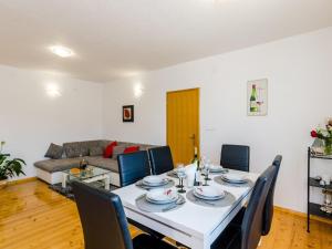 Apartment & Rooms Ma din - One Bedroom Apartment with Balcony and Sea View