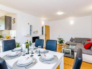 Apartment & Rooms Ma din - One Bedroom Apartment with Balcony and Sea View