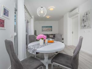 Apartment Gloria - One Bedroom Apartment with Terrace